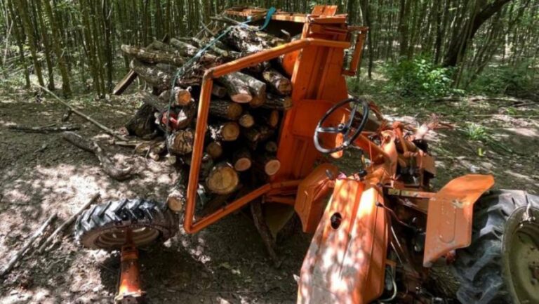 Destin crunt pentru un bărbat! A murit strivit de tractorul cu care transporta lemne