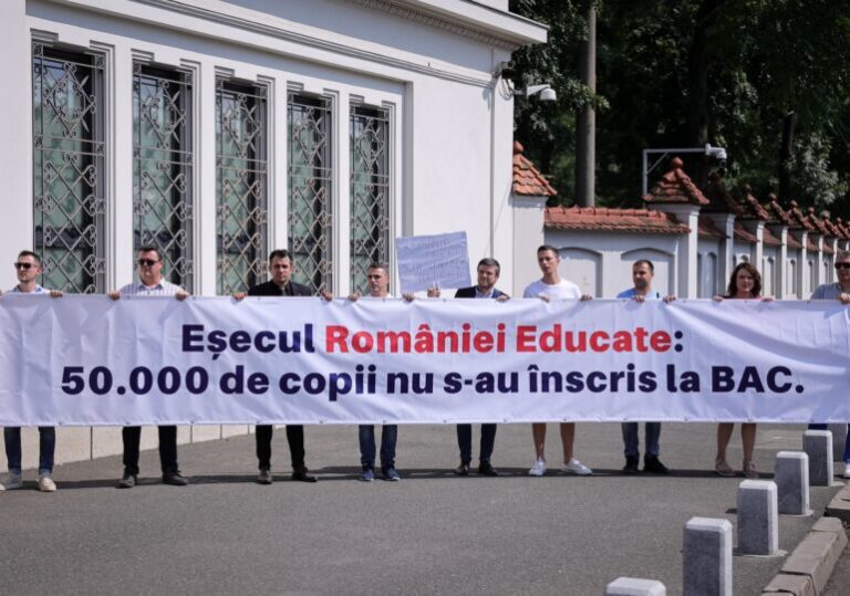 Protest USR la promulgarea legilor Educației: ”Nu e niciun motiv de sărbătorit, legile nu aduc nimic bun pentru educație, nimic bun pentru elevi, nimic bun pentru profesori”