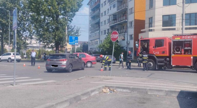 Impact violent pe unul dintre cele mai mari bulevarde din Târgoviște! Un șofer a ajuns la spital