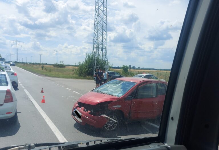 Impact violent între două autoturisme în Dâmbovița! Unul dintre autoturisme a ajuns pe câmp. Două persoane au fost rănite