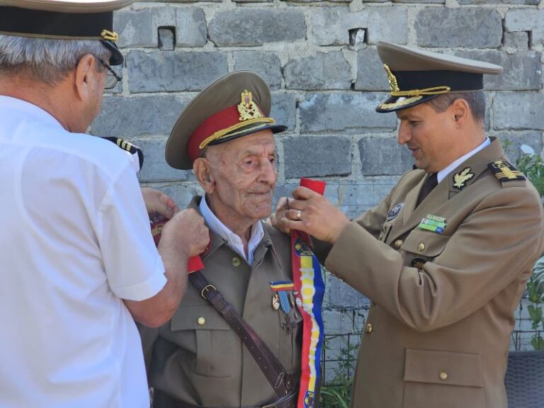 Dâmbovița: Momente emoționante de respect și recunoștință, la Glodeni! Veteranul Ion Banu, sărbătorit la împlinirea vârstei de 105 ani