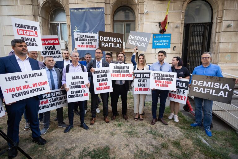 Protest USR la Ministerul Sănătății! Alexandru Rafila, chemat să explice în Parlament tăierea banilor din PNRR pentru spitale