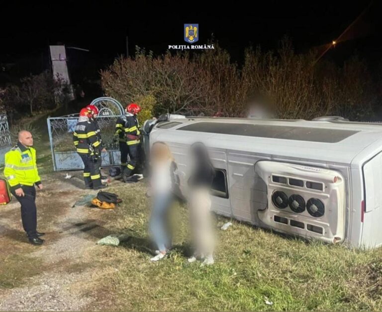 Un microbuz plin cu pasageri s-a răsturnat într-un șanț, în Dâmbovița! 8 persoane au nevoie de îngrijiri medicale. A fost activat Planul Roșu de Intervenție