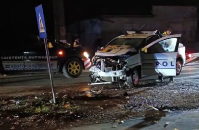 Impact violent între două mașini de poliție în timpul unei urmăriri!  Patru polițiști au ajuns la Urgențe