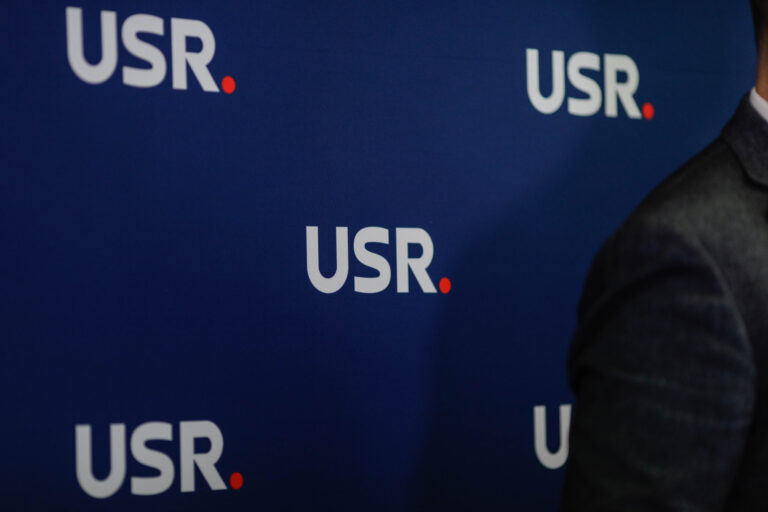 PSD și PNL au respins o nouă încercare a USR de eliminare a aberantei taxe pe boală