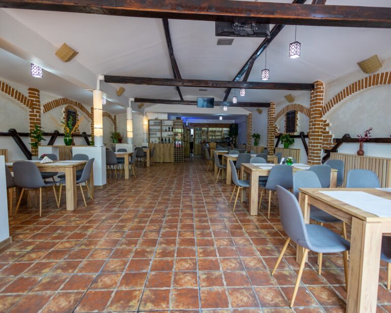 Târgoviște: Bucură-te de bunătăți tradiționale la Restaurantul Vița de Vie! Alegerea perfectă pentru o masă pe cinste!