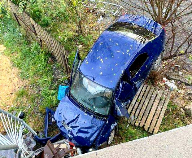 Accident teribil! A plonjat în gol cu mașina, căzând de pe un pod. Șoferul a ajuns la spital