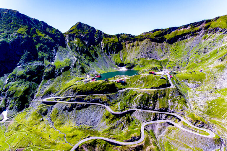 Transfăgărășanul și Transalpina, două dintre cele mai frumoase șosele din România, se închid din cauza condițiilor meteorologice
