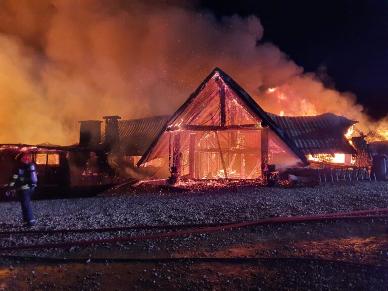 Incendiu uriaș la o pensiune! Mai multe persoane, dintre care doi copii, sunt date dispărute. A fost activat Planul Roșu de Intervenție