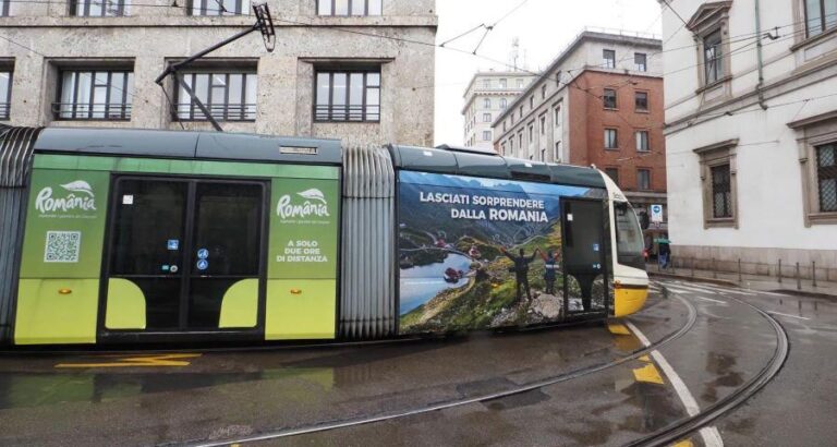 Imagini cu Transfăgărășul, Castelul Peleș și Mănăstirea Sucevița, pe autobuze și tramvaie în Roma și Milano, cele mai vizitate metropole din Italia