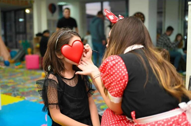 Târgoviște: Minnie Mouse vine la Divertino, un loc de poveste pentru copii