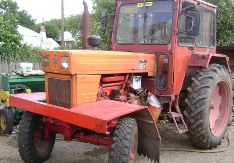 Clipe dramatice pentru un copil de 6 ani și mama lui! Mașina în care se aflau a fost izbită de un tractor!