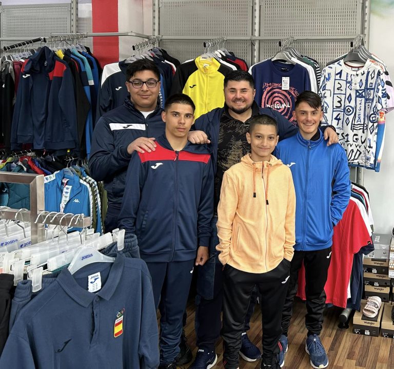Târgoviște: Magazinul SportTop.ro s-a alăturat și în acest an campaniei „Îmbracă un copil cu haine noi de Sfintele Paști!”