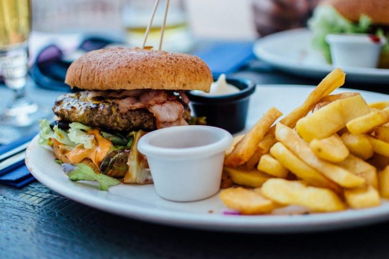 Fără fast-food, pizza, sucuri, prăjituri și chipsuri în jurul școlilor. Copiii vor fi feriți de alimentele nesănătoase de un proiect al Ministerului Sănătății