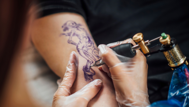 Fără tatuaje până la 18 ani! Noi reguli pentru minorii care vor să se tatueze