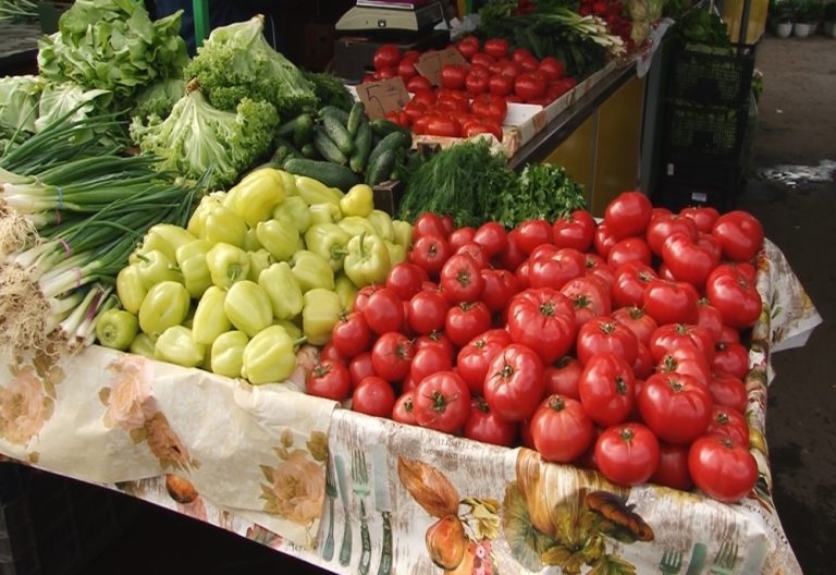 Reguli noi în piețe: Țăranii care îşi vând produsele în pieţe vor fi obligați să pună etichete pe fructe şi legume, ca la supermarket