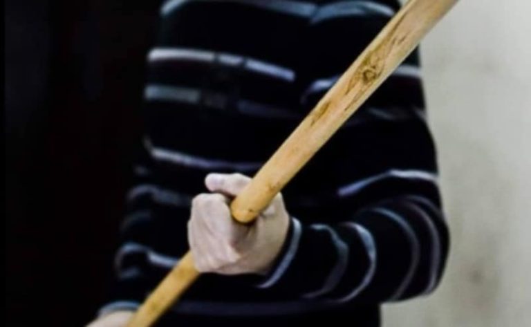 Sfârșit îngrozitor pentru un bătrân de 73 de ani! A fost ucis cu sânge rece de un adolescent. Bărbatul a fost lovit în cap de mai multe cu o bâtă, iar apoi lăsat să moară în frig