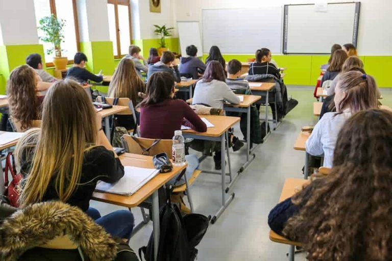 Continuă Bacalaureatul și începe Evaluarea Națională. Emoții pentru absolvenții de liceu și gimnaziu