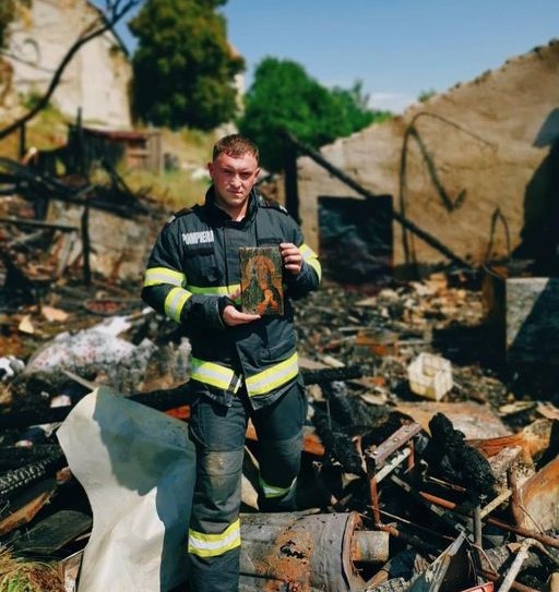Un incendiu devastator a distrus o casă, însă o icoană a Maicii Domnului a fost găsită intactă