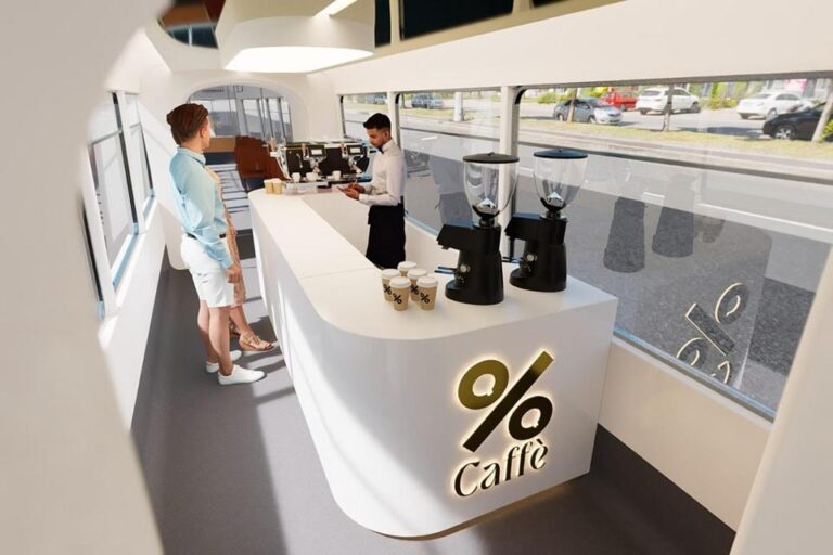 Tramvaiul Cafenea, o apariție inedită pe străzile unuia dintre cele mai mari orașe din România