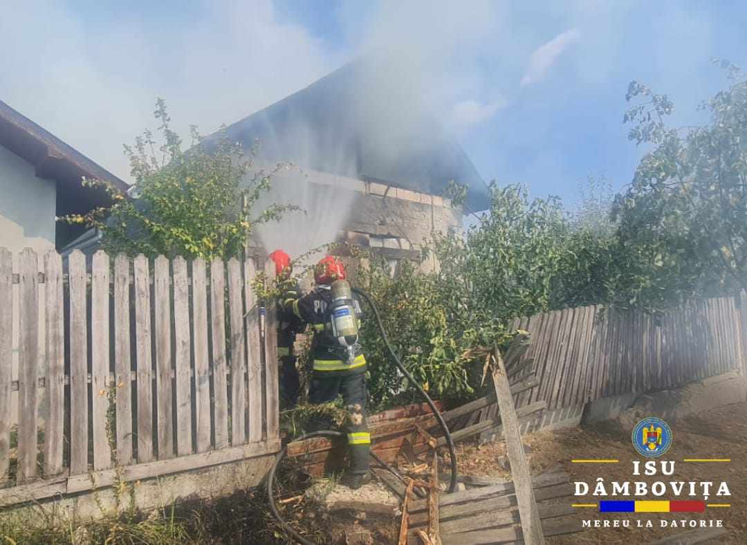 Casă distrusă de un incendiu puternic în Dâmbovița! Pompierii au ...