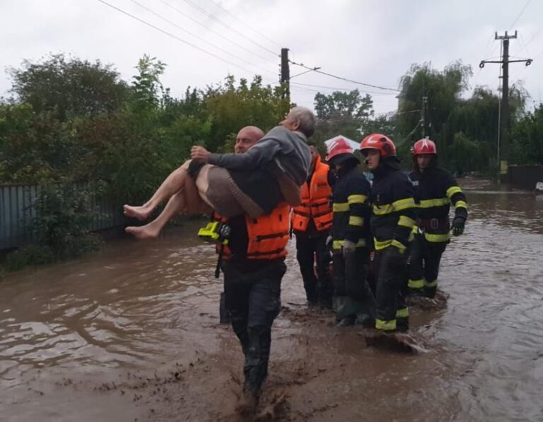 Potopul a făcut prăpăd la Galați! Doi oameni au murit după ce au fost luați de o viitură