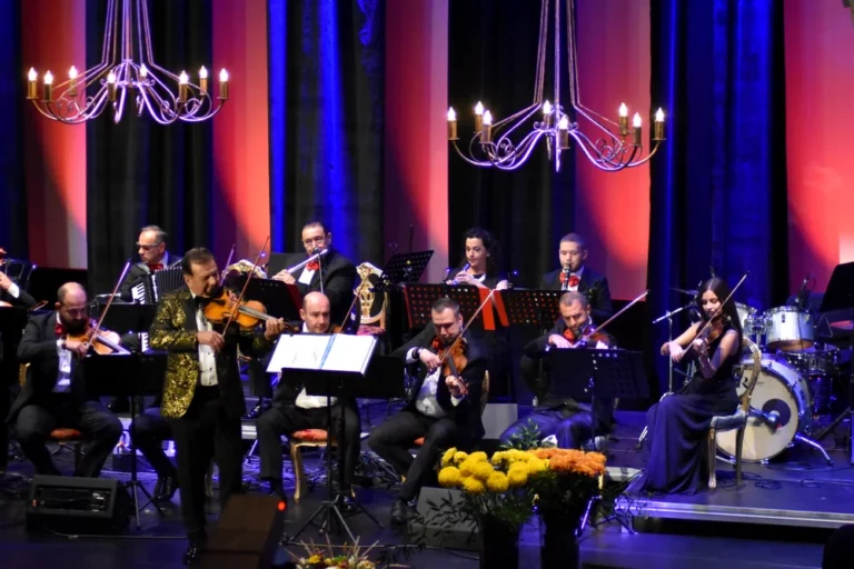 Romanța va fi premiată din nou la Târgoviște! Crizantema de Aur, cel mai longeviv festival muzical din România, la ediția cu numărul 57