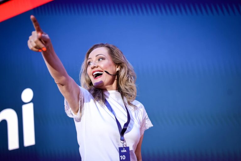 Elena Lasconi, mesaj după ce a intrat în turul 2: ”Promit că voi da totul pentru a mă ridica la aşteptările voastre!”