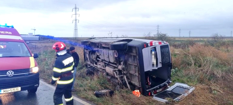 7 persoane rănite într-un accident grav! Un microbuz s-a răsturnat