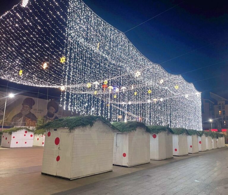 Municipiul Târgoviște se pregătește de sărbătorile de iarnă. Orășelul lui Moș Crăciun prinde contur, iar administrația are zeci de surprize