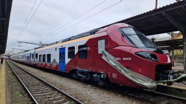 Așteptarea a luat sfârșit! Primul tren electric nou cumpărat de România a intrat în circulație