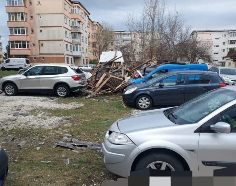 Acoperișuri smulse și mai multe mașini avariate! Vântul puternic a făcut ravagii în Argeș, în ziua de Crăciun