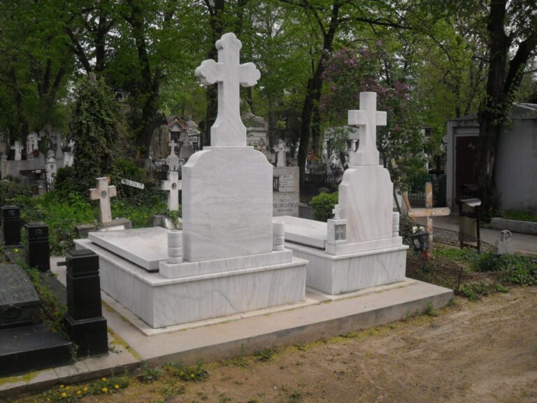 Destin crunt pentru un copil de 12 ani! Și-a pierdut viața după ce o cruce funerară s-a prăbușit peste el în cimitir