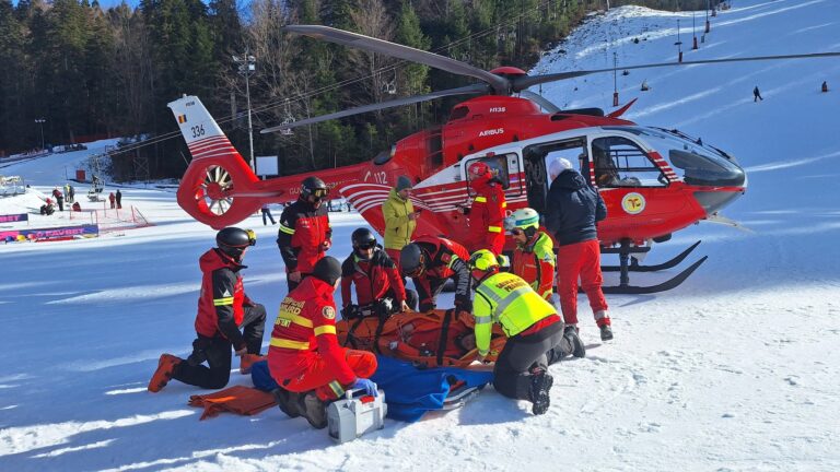 Accident grav pe o pârtie de schi de pe Valea Prahovei! Schiorul rănit a fost preluat de un elicopter