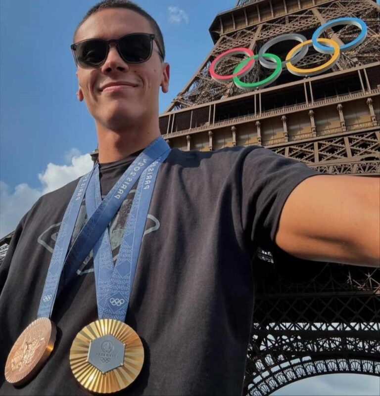 Jurnalistul Cristian Tudor Popescu, pus la zid în online după ce l-a criticat pe campionul olimpic  David Popovici pentru visul său împlinit, achiziția unui bolid de lux. Mii de comentarii de susținere pentru sportiv
