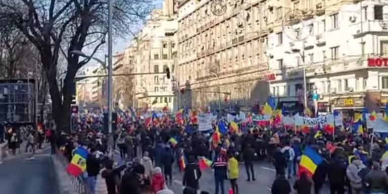 Protest organizat în București împotriva anulării alegerilor prezidențiale. Mii de participanți prezenți la miting
