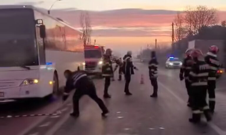 O femeie de 44 de ani și-a pierdut viața într-un accident cumplit! După ce a fost spulberată de o mașină a ajuns sub un autobuz
