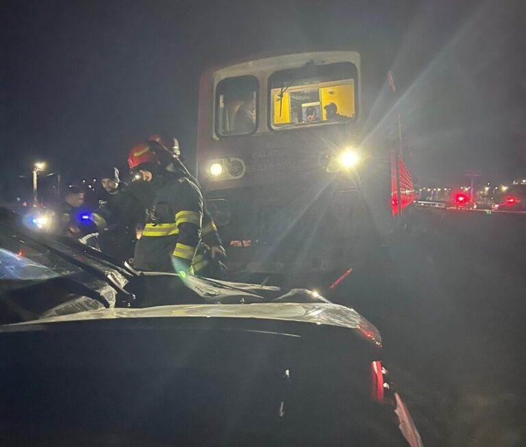 O mașină a fost spulberată de un tren de călători! Șoferița a rămas încarcerată