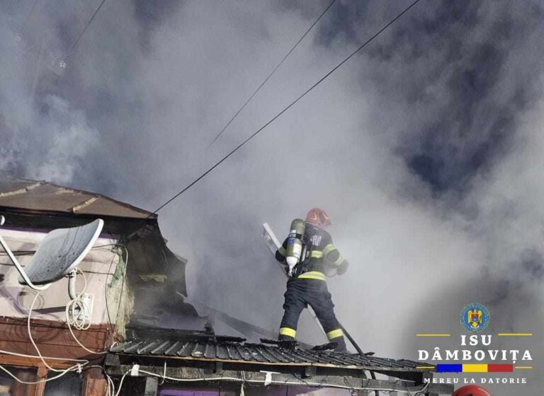 Panică într-un sat din Dâmbovița, după ce podul unei case a luat foc! S-a intervenit cu 3 autospeciale de stingere
