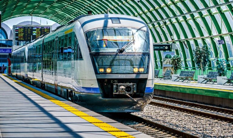 Studenții primesc reducere pe tren doar pe drumul de acasă la facultate