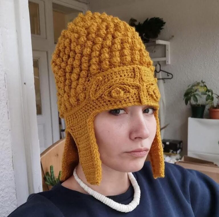 Postare virală cu replica… croșetată a Coifului de la Coțofenești. Artista Alexandra Rîmbu: „Cu dedicație pentru Ministerul Culturii”