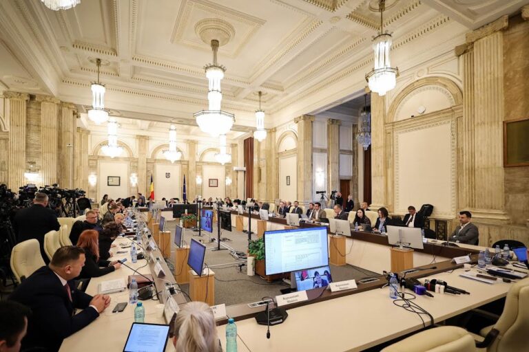 Scandal la Parlament după ce s-a descoperit ce sumă voia CCR pentru „medicamente”. Deputatul USR Claudiu Năsui: „Vorbim de bugetari de lux plătiți regește, care au cele mai mari pensii speciale din România”