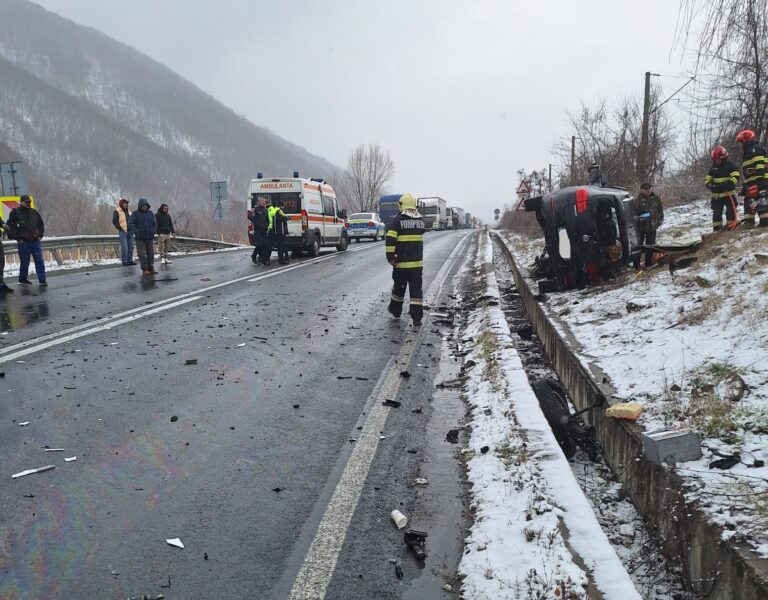 Accident teribil între un autoturism și un TIR! O șoferiță a rămas încarcerată