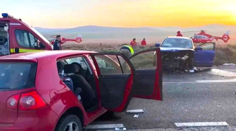 Accident teribil: Un tânăr de 20 de ani, descarcerat după impactul dintre două autoturisme. Două elicoptere SMURD au aterizat la fața locului
