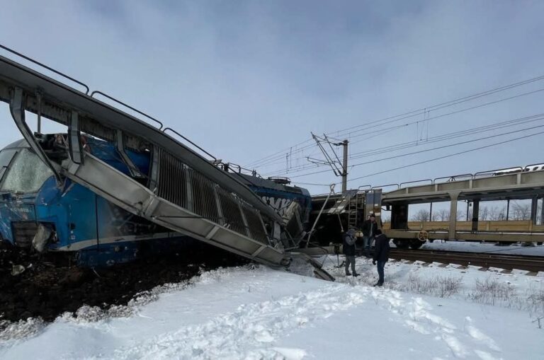 Grav accident feroviar pe regionala Craiova! Două marfare au fost implicate, un șef de tren a decedat