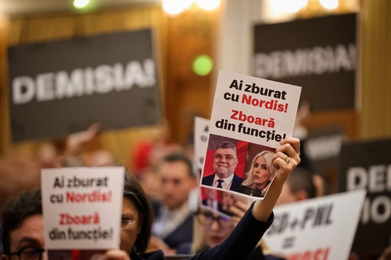 USR cere, de la tribuna Parlamentului, demisia premierului Ciolacu