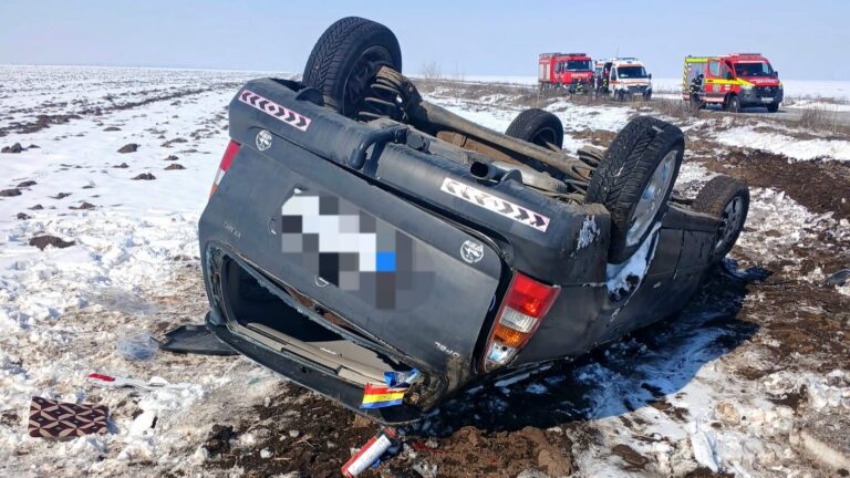 Au avut zile! Două persoane, la un pas de moarte după ce s-au răsturnat cu mașina. Victimele, găsite încarcerate