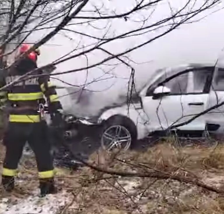 Și-au pierdut viața într-un accident teribil! Șoferul și o pasageră au murit carbonizați. Mașina în care se aflau a luat foc
