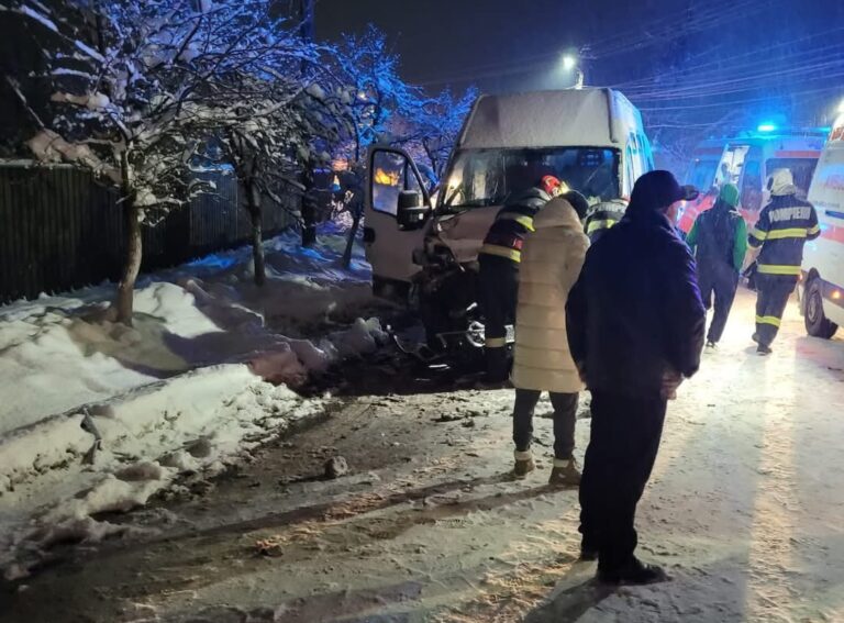 Impact violent între două microbuze și un TIR! 12 persoane, transportate de urgență la spital