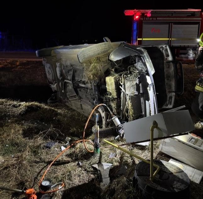 Bătrân de 74 de ani, la un pas de moarte! S-a urcat beat criță la volan și a intrat cu mașina într-o țeavă de gaze